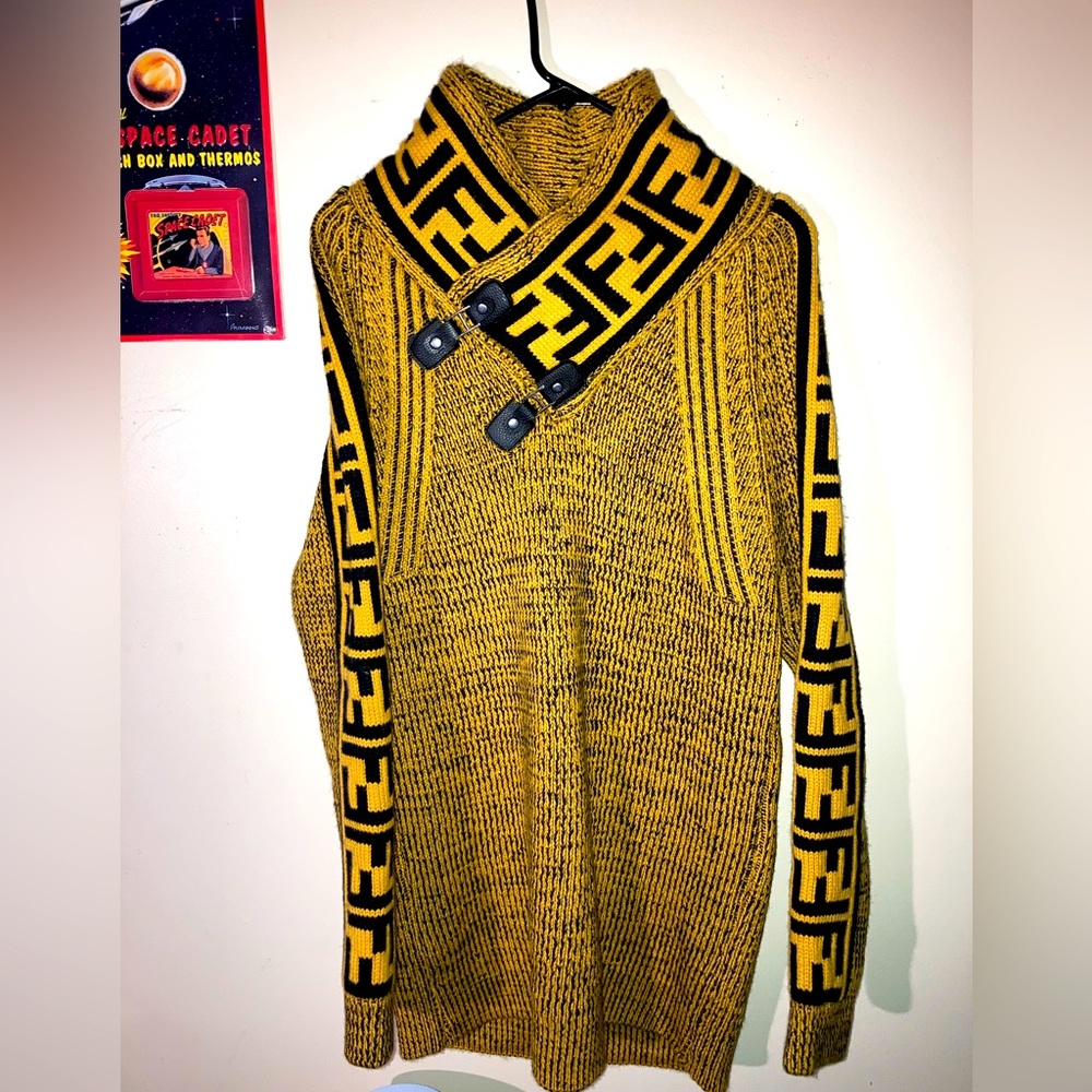 Lecco’s sweater size XL